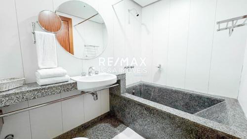 y baño con lavabo y espejo. en Bonaparte Hotel Residence - Suite 803 en Brasilia