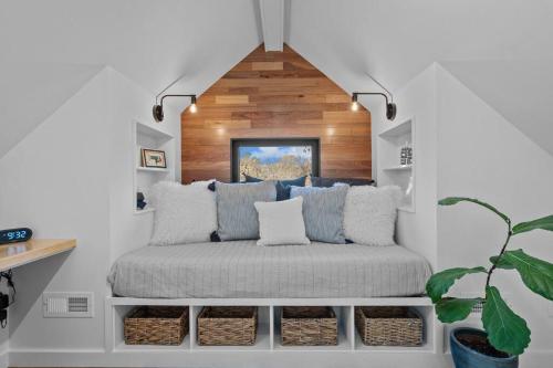 ein Wohnzimmer mit einem Sofa in einem Zimmer in der Unterkunft Tiny Home, Near Downtown Durham, Duke & 9th Street! in Durham