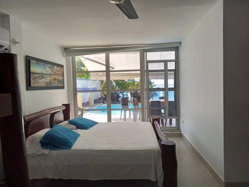 1 dormitorio con cama y vistas a la piscina en Cabañas Privadas en Playas del Francés con Piscina, en San Silvestre