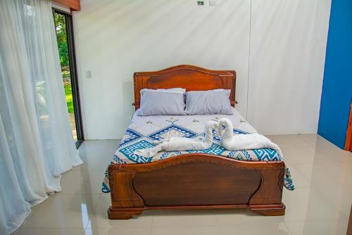 - une chambre avec un lit et des serviettes dans l'établissement Bella's Country Room, à Tanque