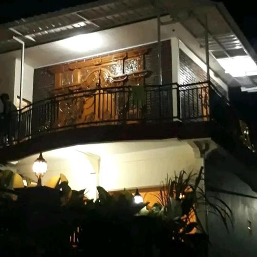 un edificio con balcón por la noche en MAJA HOUSE 2, en Tambakrejo