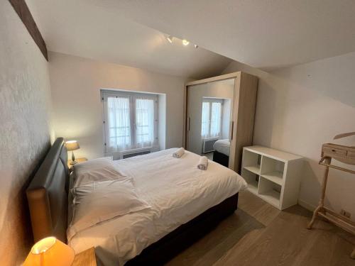 - une chambre avec un grand lit blanc et un miroir dans l'établissement Le 46 Magenta - Grand Duplex en hypercentre, à Poitiers