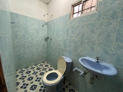 łazienka z toaletą i umywalką w obiekcie Hermoso apartamento amoblado w mieście Mompós