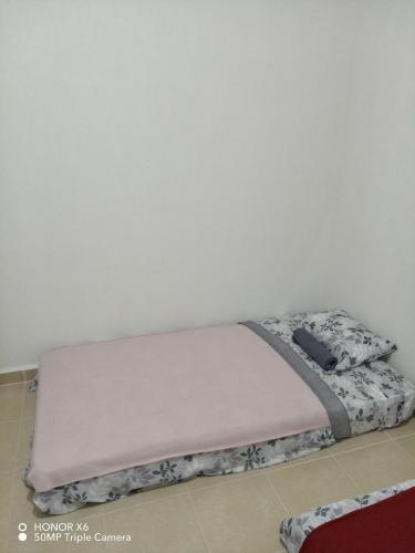 a bed sitting against a wall in a room at The Backpacker Nomad Green Apartment in Cancún
