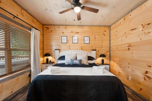 Family or couple retreat next to Downtown, Dollywood & Smoky Mountains! photo 22