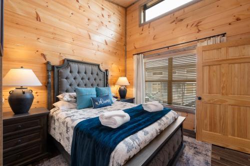Family or couple retreat next to Downtown, Dollywood & Smoky Mountains! photo 19