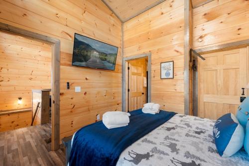 Family or couple retreat next to Downtown, Dollywood & Smoky Mountains! photo 15