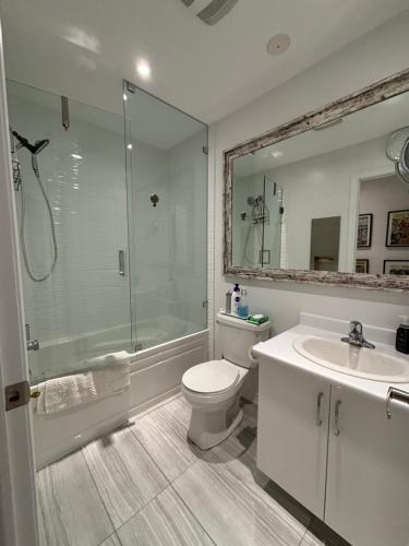 uma casa de banho com um WC, um lavatório e um chuveiro em Luxury Executive Studio em Oakville