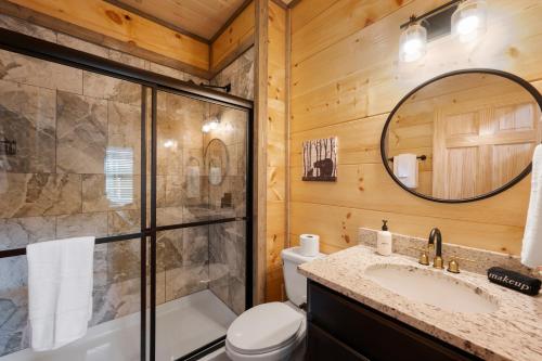 Family or couple retreat next to Downtown, Dollywood & Smoky Mountains! photo 25