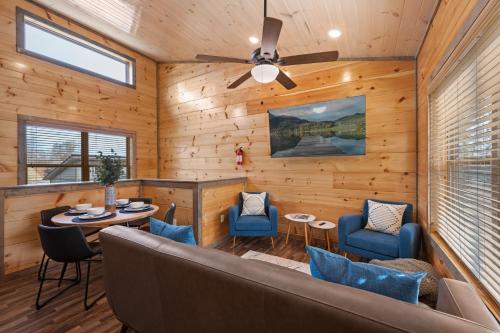 Family or couple retreat next to Downtown, Dollywood & Smoky Mountains! photo 6