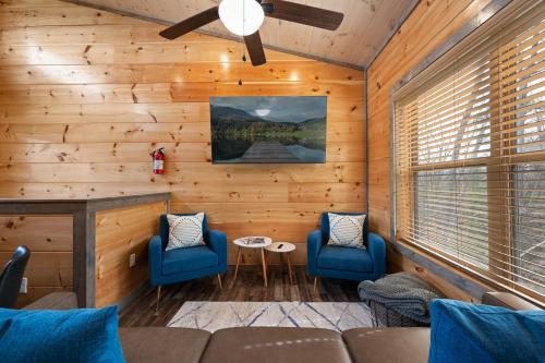 Family or couple retreat next to Downtown, Dollywood & Smoky Mountains! photo 27
