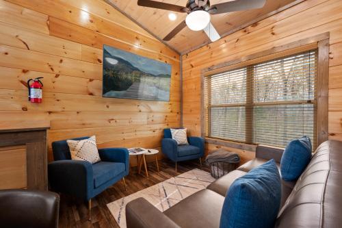 Family or couple retreat next to Downtown, Dollywood & Smoky Mountains! photo 5