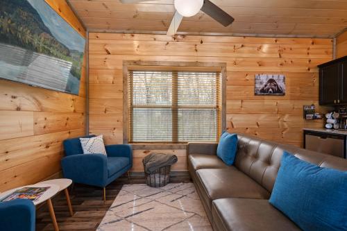 Family or couple retreat next to Downtown, Dollywood & Smoky Mountains! photo 17
