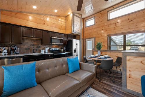 Family or couple retreat next to Downtown, Dollywood & Smoky Mountains! photo 13
