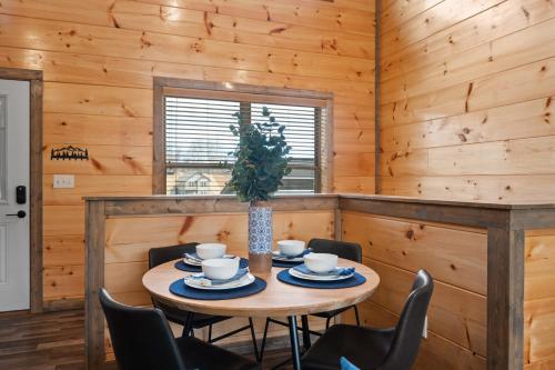 Family or couple retreat next to Downtown, Dollywood & Smoky Mountains! photo 28