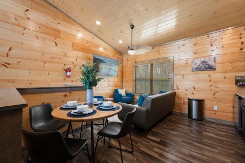 Family or couple retreat next to Downtown, Dollywood & Smoky Mountains! photo 29