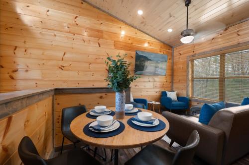 Family or couple retreat next to Downtown, Dollywood & Smoky Mountains! photo 32