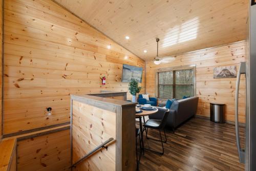 Family or couple retreat next to Downtown, Dollywood & Smoky Mountains! photo 33