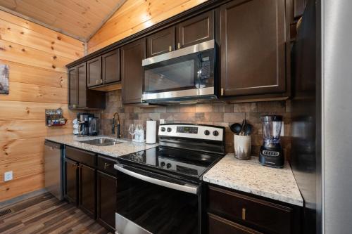 Family or couple retreat next to Downtown, Dollywood & Smoky Mountains! photo 14