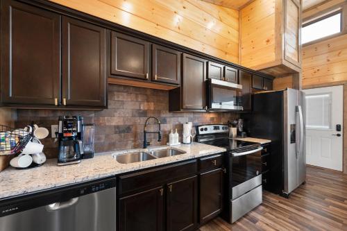 Family or couple retreat next to Downtown, Dollywood & Smoky Mountains! photo 26