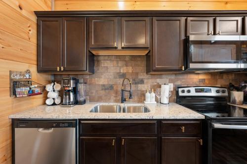 Family or couple retreat next to Downtown, Dollywood & Smoky Mountains! photo 35
