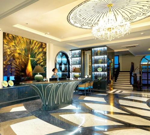 um lobby de um hotel com um lustre em Hoi An Delicacy Hotel & Spa em Hoi An