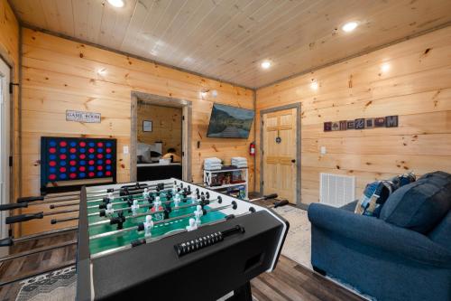 Family or couple retreat next to Downtown, Dollywood & Smoky Mountains! photo 36
