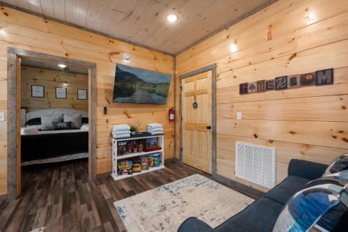 Family or couple retreat next to Downtown, Dollywood & Smoky Mountains! photo 37
