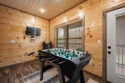 Family or couple retreat next to Downtown, Dollywood & Smoky Mountains! photo 38