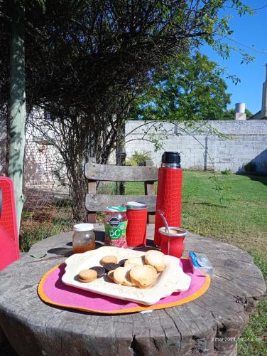 una mesa de picnic con un plato de comida. en Departamento"la casa de catita "la pampa general pico en General Pico