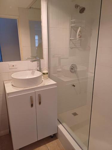 baño blanco con ducha y lavamanos en Encharted at Winchester 2Bedrooms en Kingston