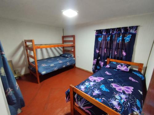 een slaapkamer met 2 stapelbedden en een raam bij CASA EN LOS VERDES in Iquique