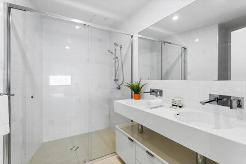 布里斯本的住宿－Spacious and Superb 3-bed Apartment，带淋浴和盥洗盆的白色浴室