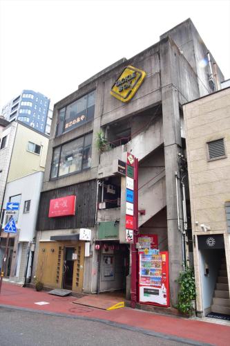 a building with a car on top of it at 「まちの隠れ家ペントハウス」ロフトベッド付き！｜ STAY UWU 003 Penthouse in Kochi
