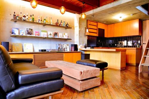 sala de estar con sofá y mesa en 「まちの隠れ家ペントハウス」ロフトベッド付き！｜ STAY UWU 003 Penthouse, en Kochi