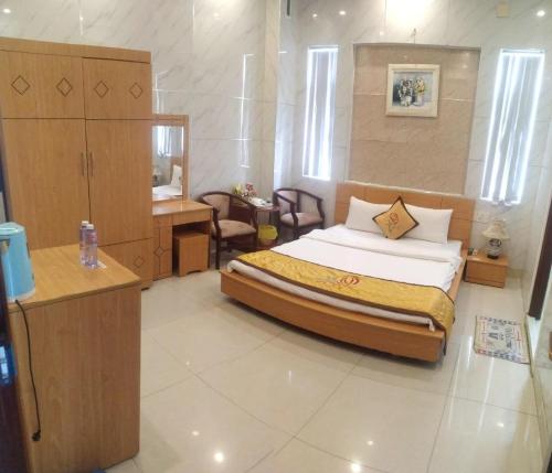 a bedroom with a large bed in a room at Hồng Nhung Hotel Kiên Giang in Rach Gia