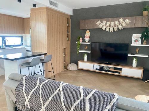 TV i/ili multimedijalni sistem u objektu Casa De Mork - Entire 3 Storey Beach Villa