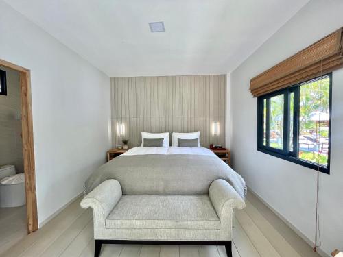 1 dormitorio con 1 cama, 1 silla y 1 ventana en Moorea Boutique Resort Samui en Koh Samui