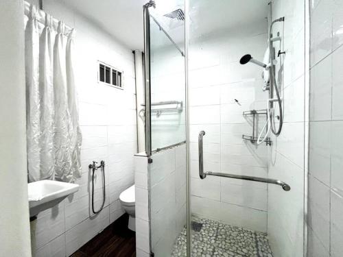 a bathroom with a shower and a toilet and a sink at Modern 4BR Melawati Mall, KL EastMall, Zoo Negara, UIA IIUM in Kuala Lumpur