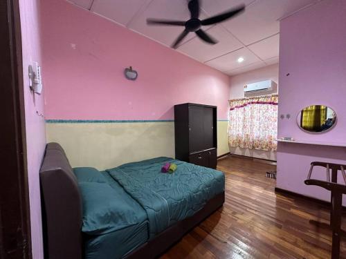 a bedroom with a bed and a ceiling fan at Casa Lily Residence IM8 in Kuantan