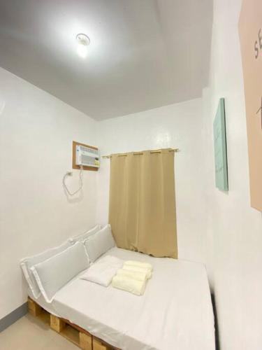 ein Krankenhauszimmer mit einem Bett und einem Vorhang in der Unterkunft Staycation in Imus Near Robinson in Imus