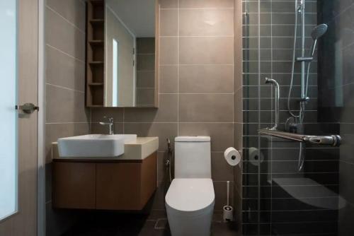 Bathroom sa Homely & Cozy 2BR Suite 5mins to Legoland Views
