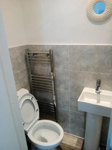 a bathroom with a toilet and a sink at Ensuite Double-bed (G3) close to Burnley city centre in Burnley