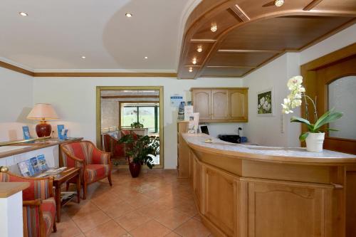 a kitchen with a bar and a dining room at Hotel Waldheim Garni in Mayrhofen