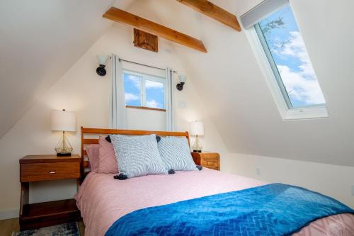 Llit o llits en una habitació de The Carriage House Chic Treetop Loft and Hot Tub