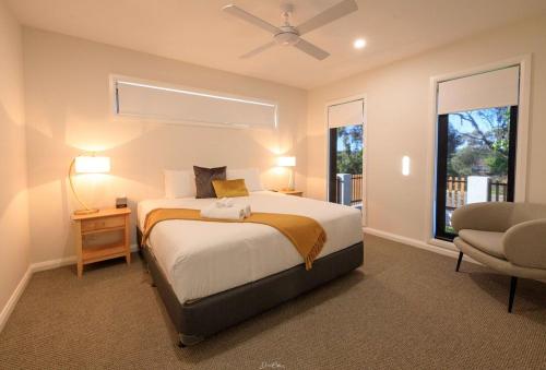 um quarto com uma cama grande e uma janela em Neddidge Entire Property em Albury