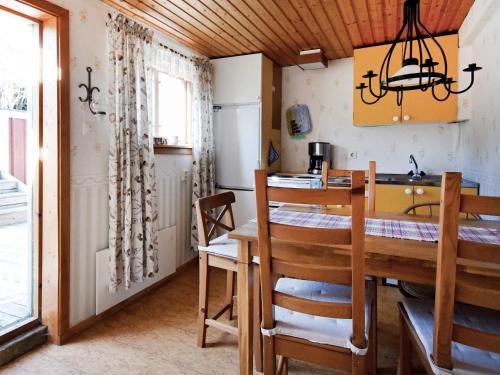 uma cozinha e sala de jantar com mesa e cadeiras em 5 person holiday home in BRASTAD em Brastad