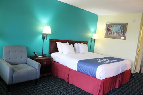 Ein Bett oder Betten in einem Zimmer der Unterkunft Days Inn by Wyndham Marianna