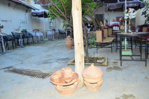 a group of clay pots sitting next to a pole at AUBERGE El HAJ BOUAYYADY ZOUAKINE in Guezira