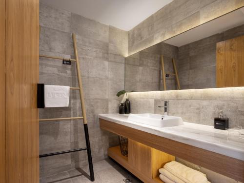 een badkamer met een wastafel en een spiegel bij Waito Hotel Yuexiu Park Guangzhou in Guangzhou